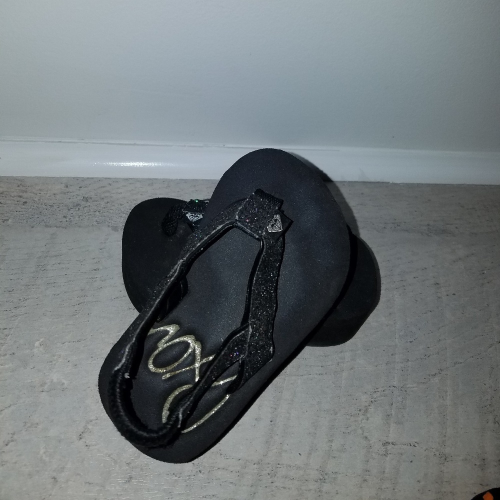 Toddler girls size 5c Roxy flip flops